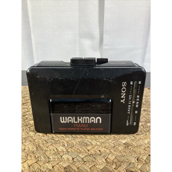 Vintage Sony Walkman‎ Cassette Tape Player WM-2015 For Parts - Picture 1 of 7
